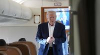 Donald Trump ist 100 Tage im Amt und wird von Wirtschaftsexperte Scott Galloway scharf für seine Wirtschaftspolitik kritisiert.