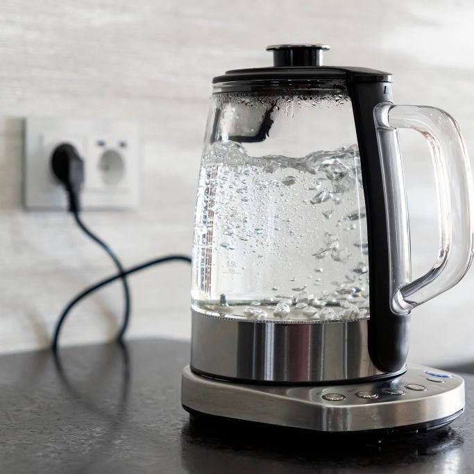 Darum sollte man Wasser im Wasserkocher nicht mehrmals kochen