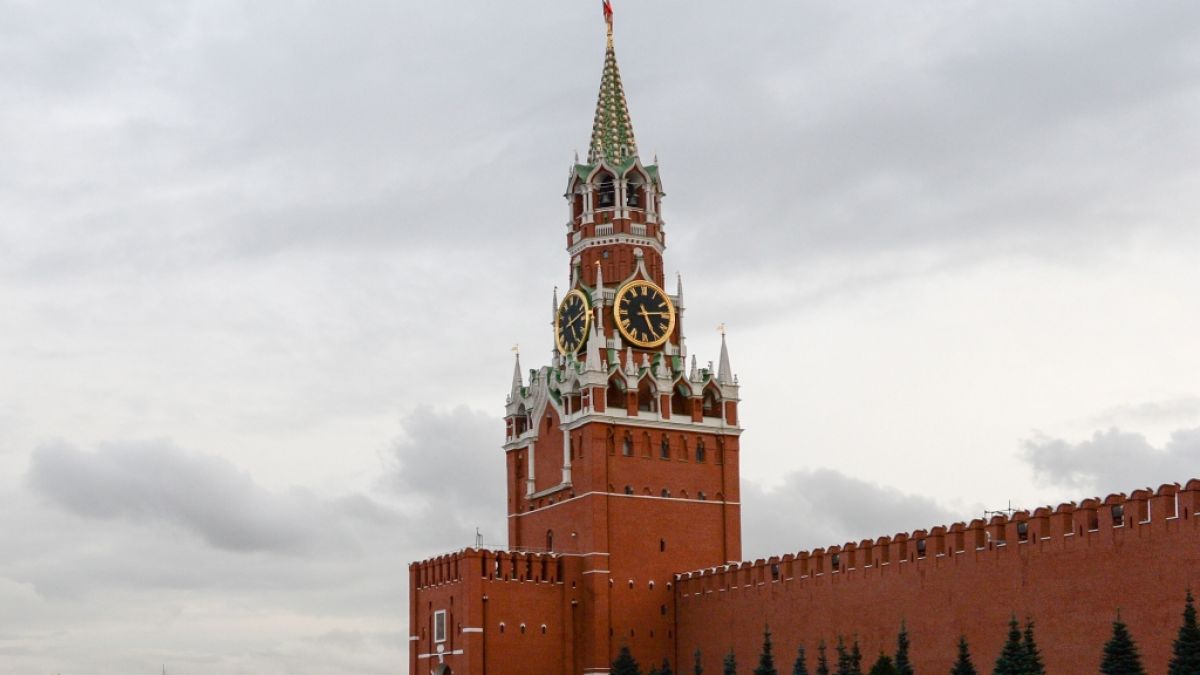 Eine Attrappe des Erlöserturms (steht in Moskau auf dem Roten Platz) soll bei einer Parade in der russischen Region Chabarowsk von einem Wagen gestürzt sein. Eine Attrappe des Erlöserturms (steht in Moskau auf dem Roten Platz) soll bei einer Parade in der russischen Region Chabarowsk von einem Wagen gestürzt sein. (Foto)