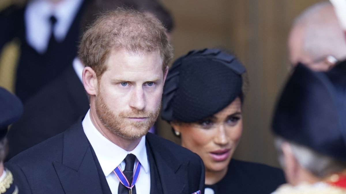 Prinz Harry und Meghan Markle kommen aus den royalen Schlagzeilen auch nach der Trennung vom Königshaus nicht heraus. (Foto)