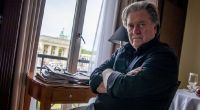 Steve Bannon hat dem neuen Papst alarmierend gedroht.