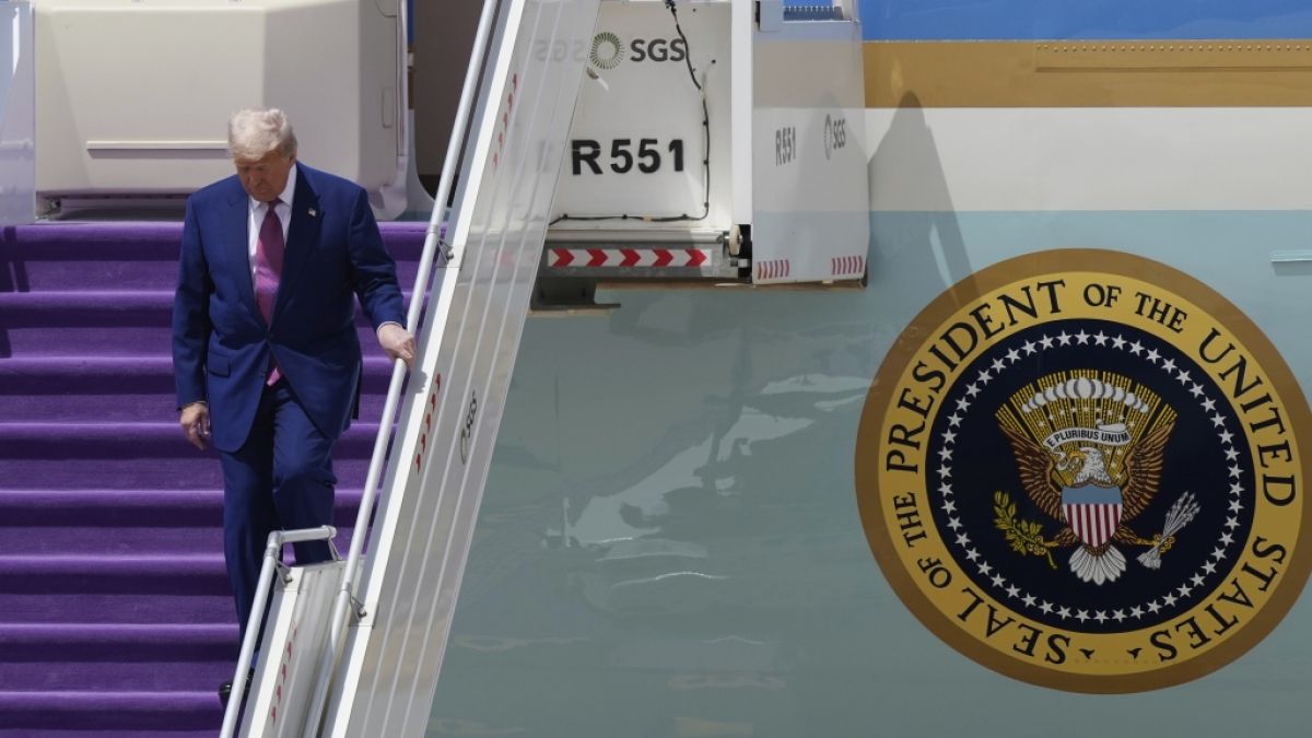 Die Gangway der "Air Force One" bereitete Donald Trump bei seiner Ankunft in Riad sichtlich Probleme. Die Gangway der "Air Force One" bereitete Donald Trump bei seiner Ankunft in Riad sichtlich Probleme. (Foto)