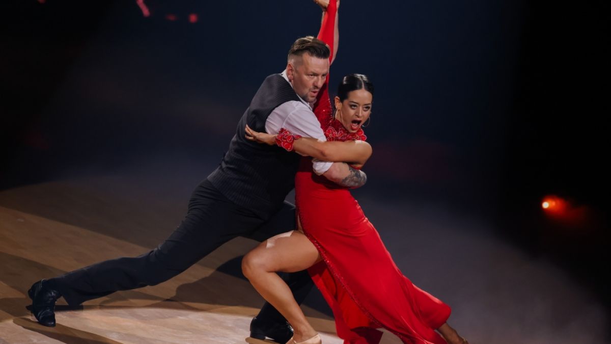 Malika Dzumaev, hier mit ihrem "Let's Dance"-Partner Ben Zucker, muss einen heftigen gesundheitlichen Schicksalsschlag verkraften. Malika Dzumaev, hier mit ihrem "Let's Dance"-Partner Ben Zucker, muss einen heftigen gesundheitlichen Schicksalsschlag verkraften. (Foto)
