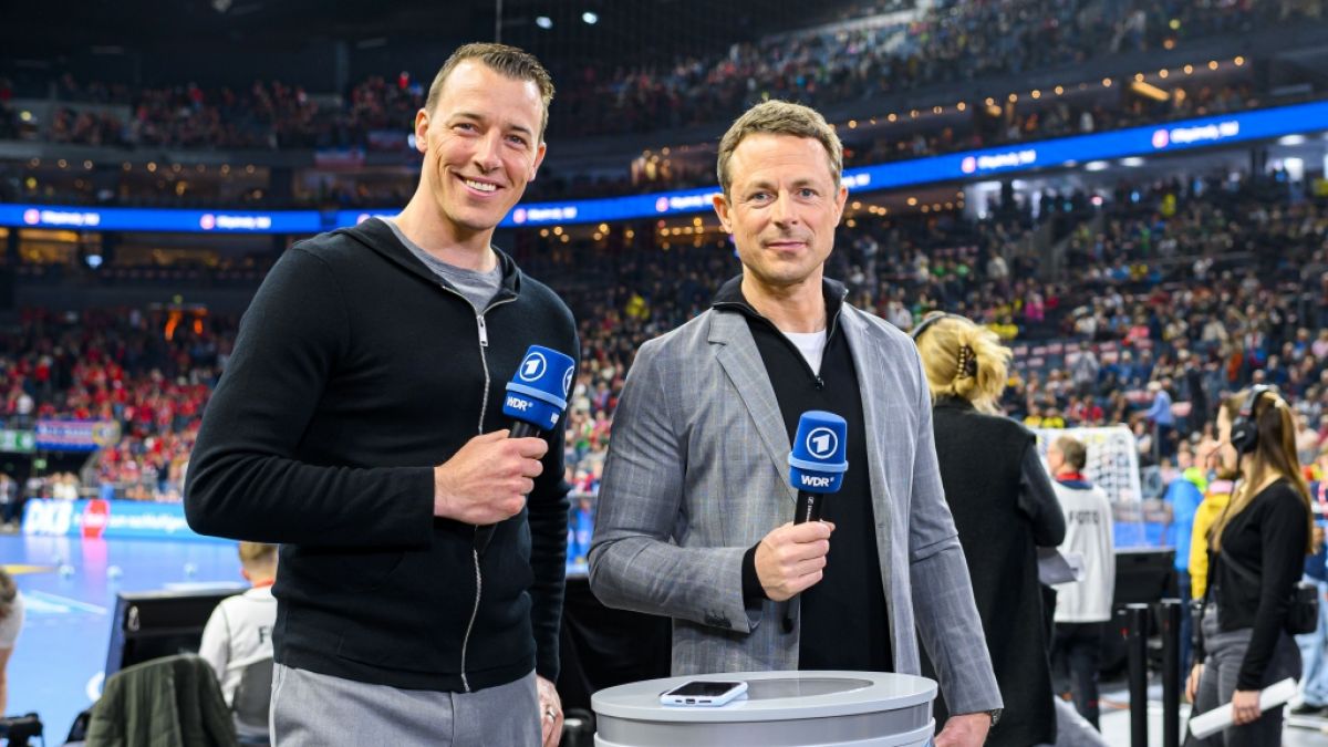 Alexander Bommes (r.), hier neben dem Handball-Experten Dominik Klein, wird zukünftig keinen Live-Sport mehr in der ARD moderieren. (Foto)