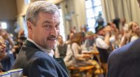 Markus Söder (CSU), Ministerpräsident von Bayern, plaudert bei 