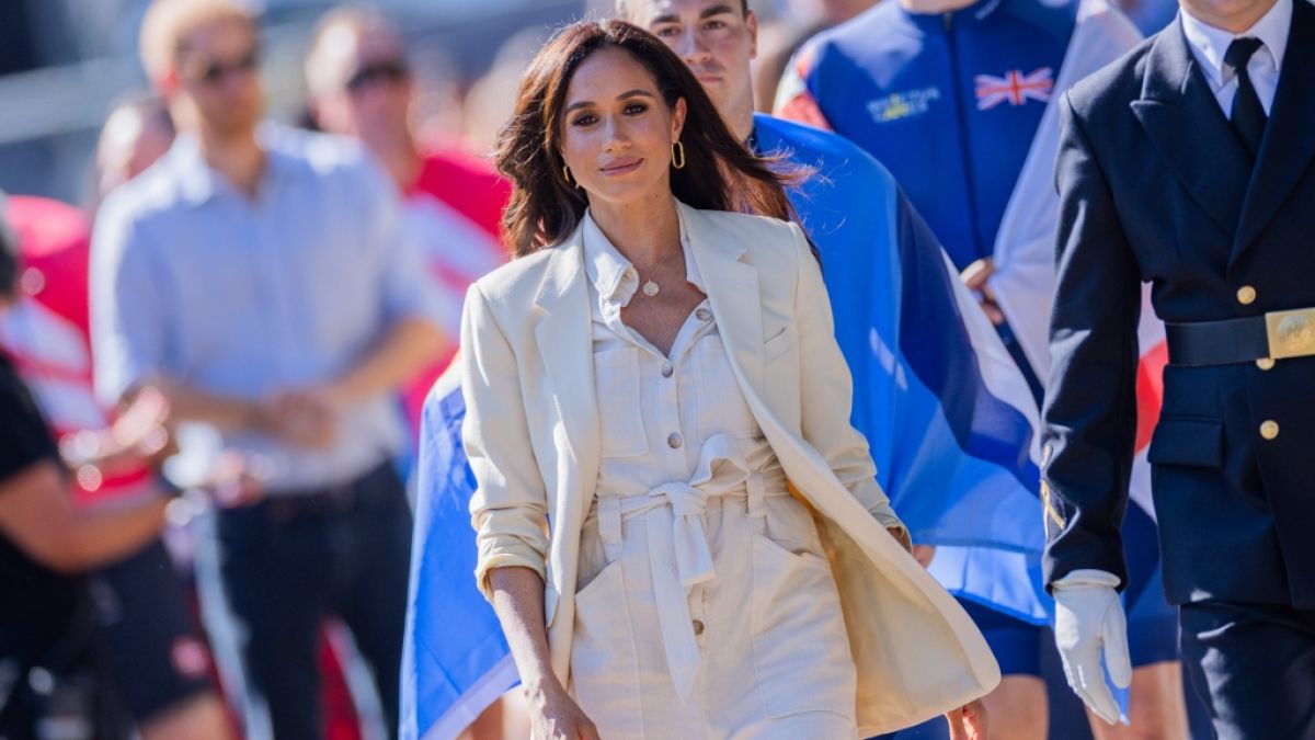Meghan Markle und Prinz Harry haben Brooklyn Beckham und Nicola Peltz zum Dinner eingeladen - während bei beiden Familien im Hintergrund dicke Luft herrscht.  (Foto)