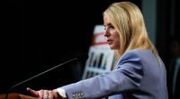 US-Justizministerin Pam Bondi spricht während einer Pressekonferenz im Justizministerium. Die Trump-Verbündete steht aktuell im Fokus von Spekulationen, da sie ausgerechnet am Tag des Börsen-Crashs Aktien in Millionenhöhe verkaufte.