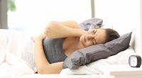Wer morgens regelmäßig mit Schmerzen aufwacht, sollte lieber das Kissen wechseln.