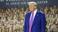US-Präsident Donald Trump lächelt auf der Bühne des Luftwaffenstützpunkts Al Udeid.