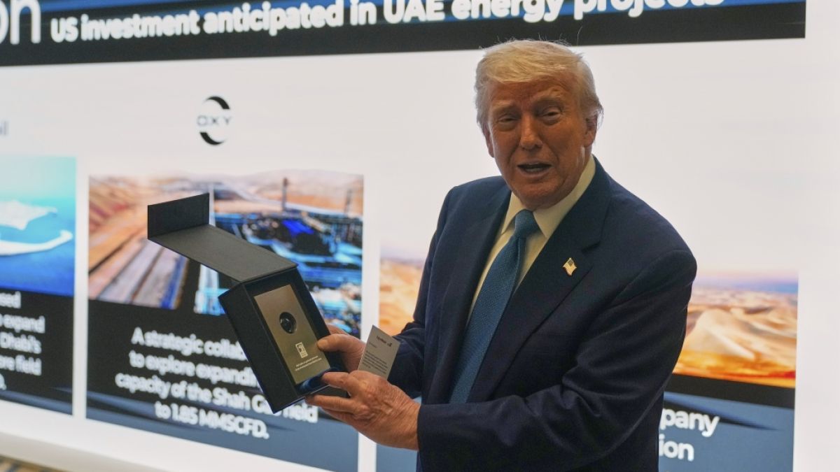 Donald Trump machte sich über diese Plakette mit einem Tropfen Öl aus den Vereinigten Arabischen Emiraten lustig. (Foto)