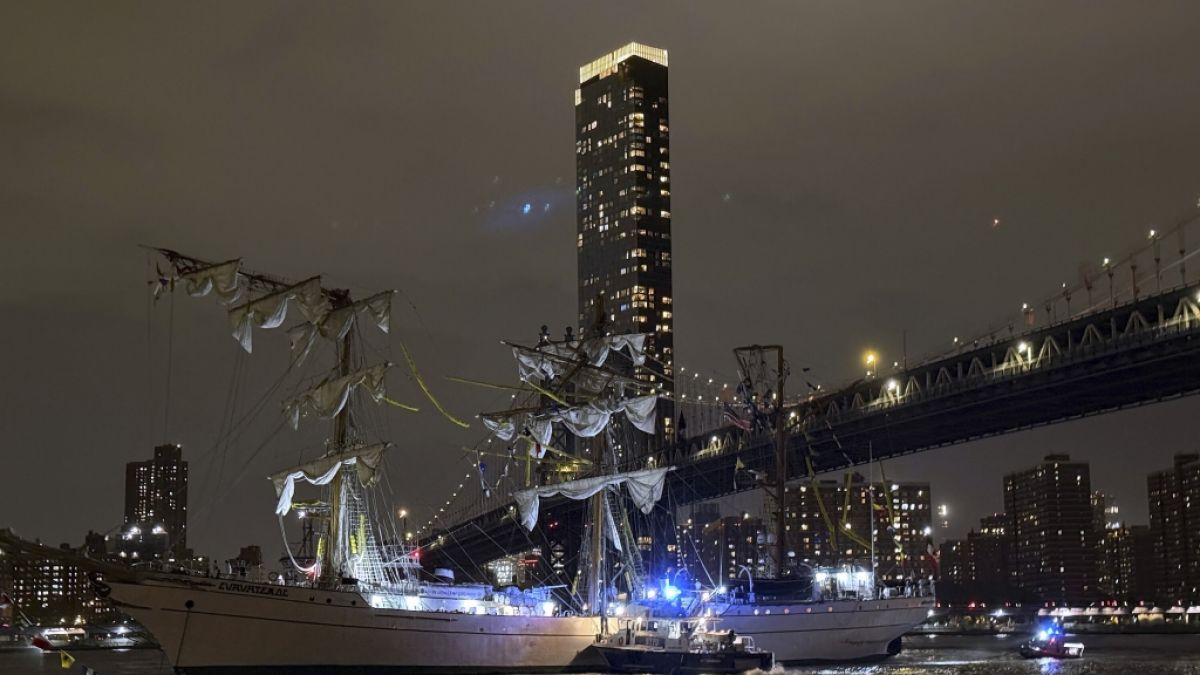 Ein mexikanisches Schulungsschiff stieß mit der Brooklyn Bridge zusammen. (Foto)