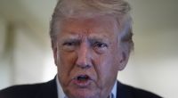 Donald Trump droht der US-Supermarktkette Walmart.