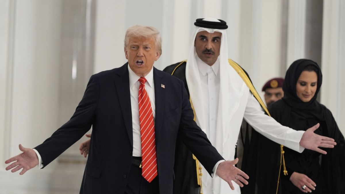 Bekommt Donald Trump (l.) persönlich eine neue Präsidentenmaschine vom Emir von Katar, Scheich Tamim bin Hamad Al Thani (r.), geschenkt? Das amerikanische Staatsoberhaupt ist aufgrund solcher Berichte empört. (Foto)