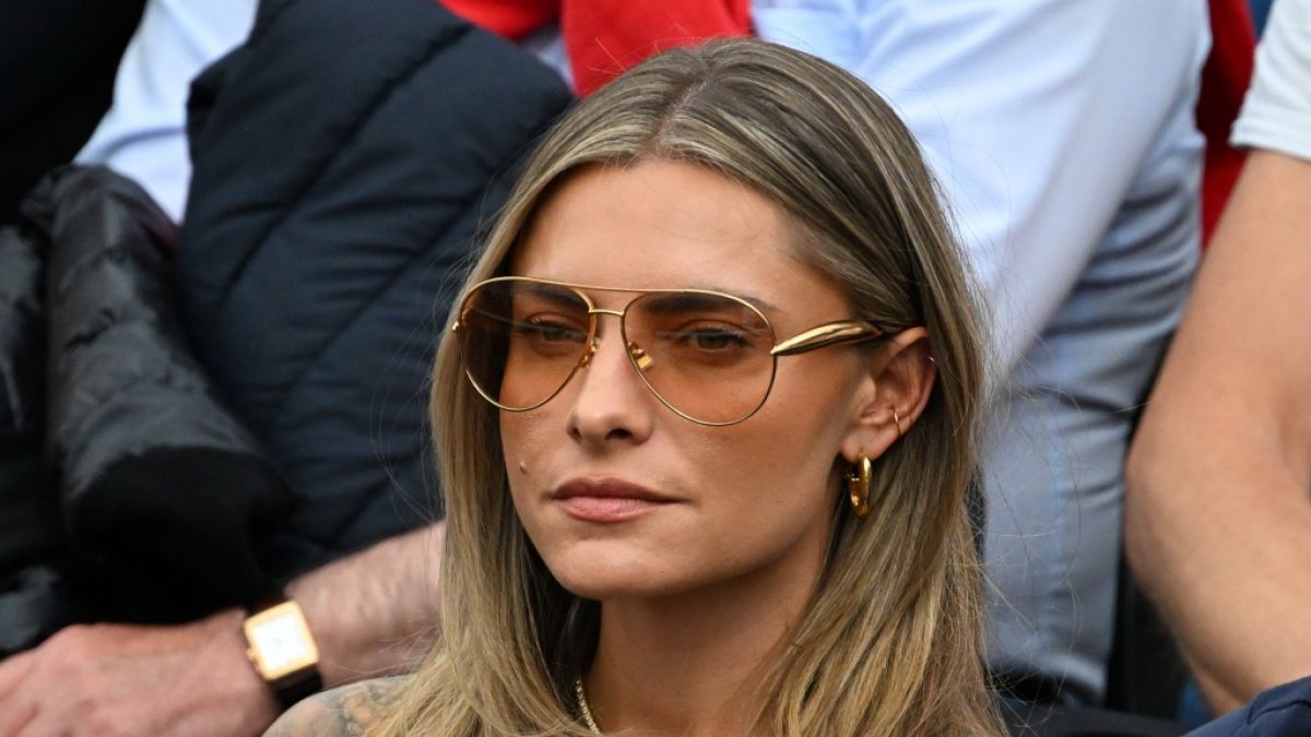 Sophia Thomalla begeistert Fans erneut mit ihrem Outfit. Sophia Thomalla begeistert Fans erneut mit ihrem Outfit. (Foto)