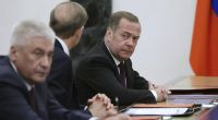 Dmitri Medwedew (r.) droht auf X mit einer möglichen weiteren Eskalation im Ukraine-Krieg.