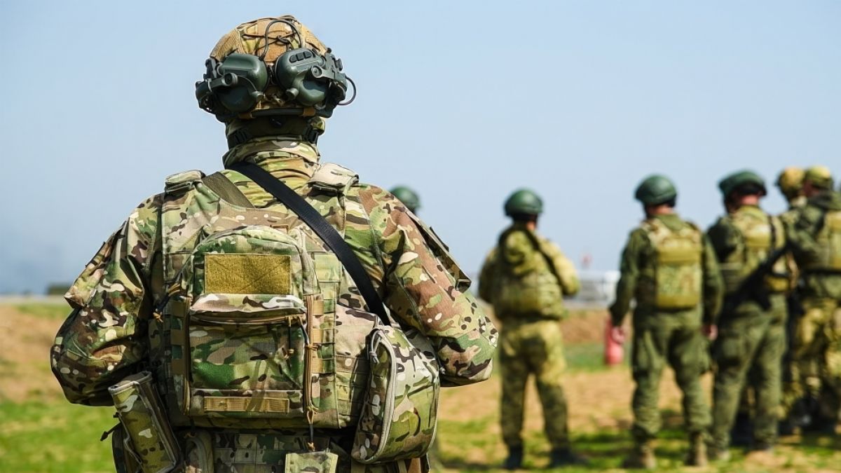 Ein russischer Soldat soll sich bei dem Versuch, eine Drohne abzuschießen, selbst getroffen haben (Symbolfoto). Ein russischer Soldat soll sich bei dem Versuch, eine Drohne abzuschießen, selbst getroffen haben (Symbolfoto). (Foto)