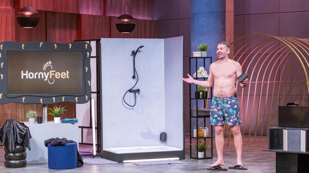 Horny Feet-Gründer Peter Kreitmeir stellt seinen innovativen Dusch-Hornhautentferner in Badehose in der Vox-Show "Die Höhle der Löwen" vor. Horny Feet-Gründer Peter Kreitmeir stellt seinen innovativen Dusch-Hornhautentferner in Badehose in der Vox-Show "Die Höhle der Löwen" vor. (Foto)