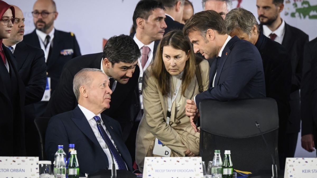 Beim europäischen Gipfel kam es zu einer reichlich unangenehmen Szene zwischen Erdogan und Macron. (Foto)