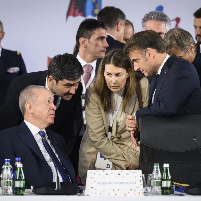Unglaublich: Erdogan will Macrons Finger einfach nicht loslassen