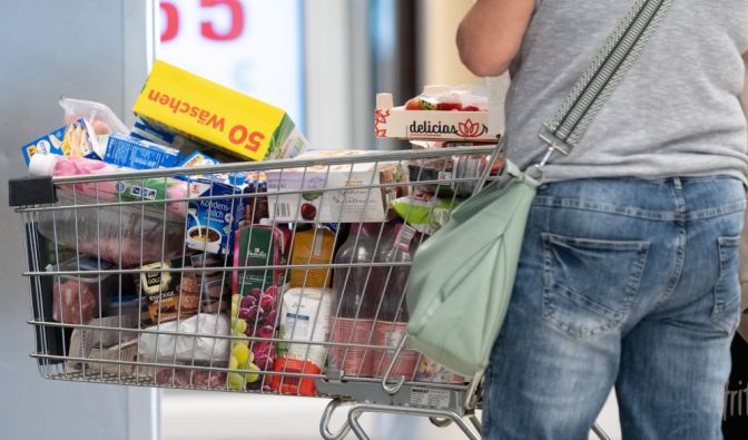 Verbraucher müssen nun stark sein: Denn die Preise für Lebensmittel schießen in die Höhe.