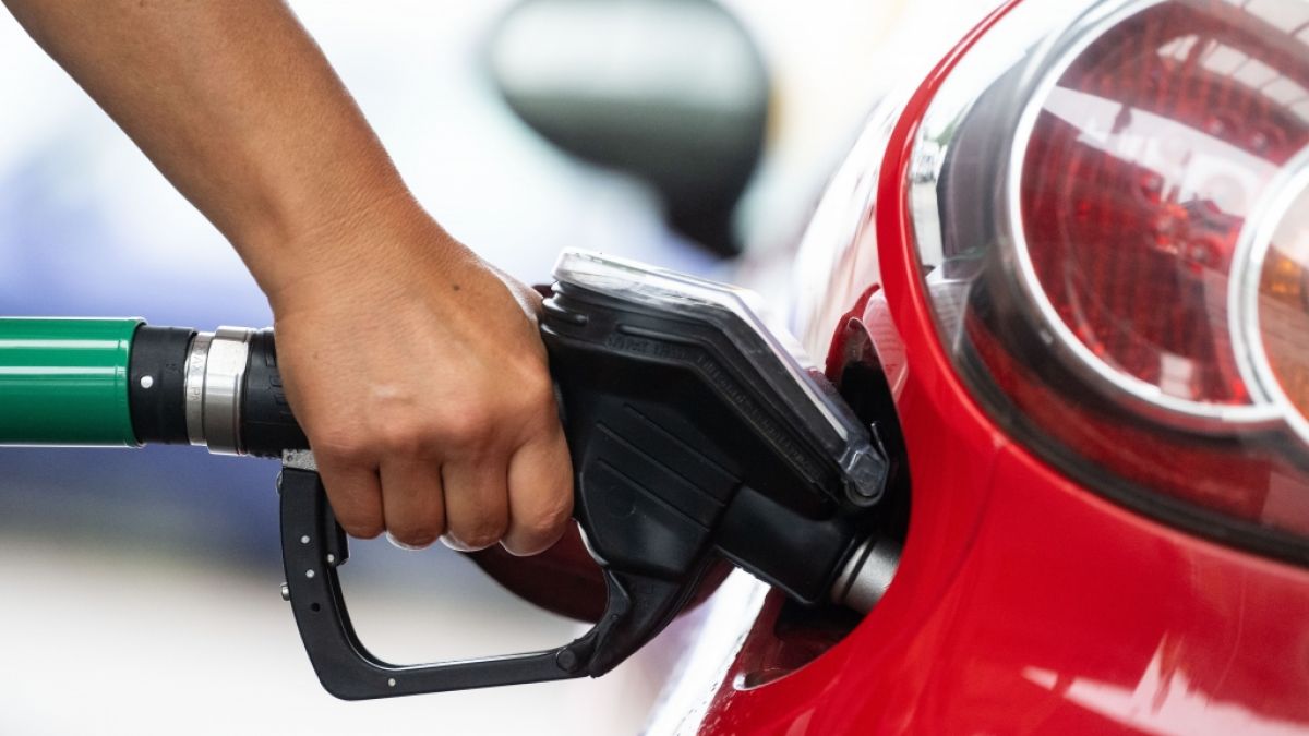 Autofahrer:innen werden an den Tankstellen oft mit günstigen Sprit-Preisen gelockt, die nur für kurze Zeit verfügbar sind. Autofahrer:innen werden an den Tankstellen oft mit günstigen Sprit-Preisen gelockt, die nur für kurze Zeit verfügbar sind. (Foto)