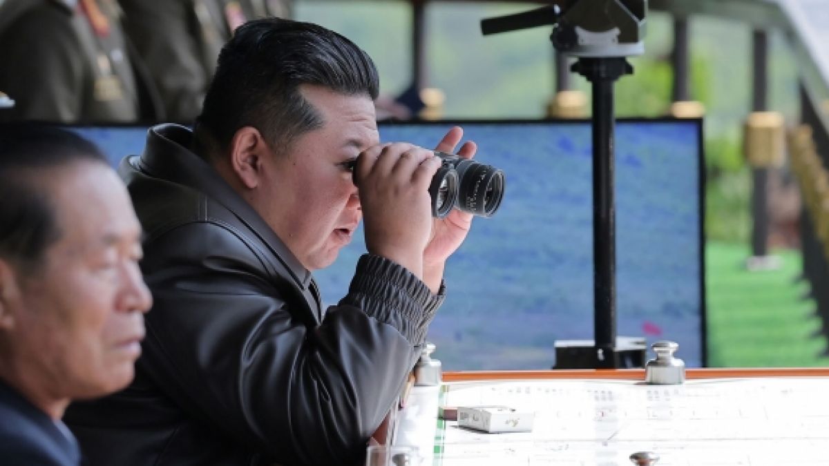 Kim Jong Un wütete nach einem Stapellauf-Unfall eines seiner Kriegsschiffe. Kim Jong Un wütete nach einem Stapellauf-Unfall eines seiner Kriegsschiffe. (Foto)