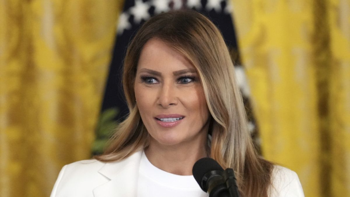 Melania Trump wird für eine Veranstaltung im Weißen Haus im Netz stark kritisiert. Dabei zeigte sich die First Lady freundlich wie selten. (Foto)
