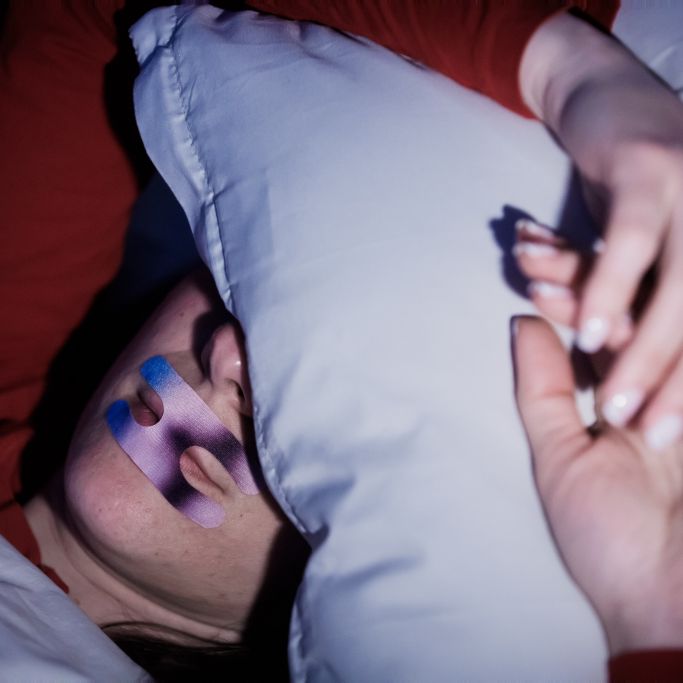 Studie warnt vor Risiken beim Schlafen mit zugeklebtem Mund