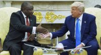 US-Präsident Donald Trump (r) trifft den südafrikanischen Präsidenten Cyril Ramaphosa im Oval Office des Weißen Hauses.