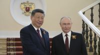 Der chinesische Präsident Xi Jinping (l) und der russische Präsident Wladimir Putin während ihres Treffens vor der Militärparade zum Tag des Sieges.