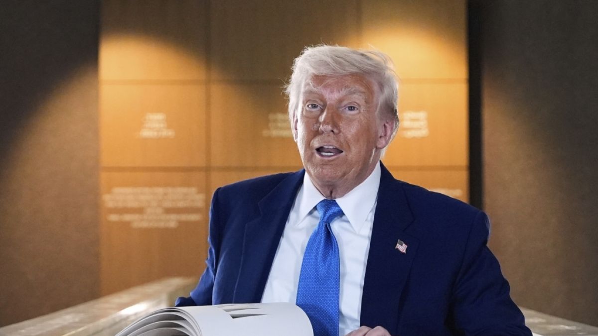 Donald Trump zeigt ein angebliches Genozid-Foto aus dem Kongo - Fotograf enttarnt seine dreiste Irreführung. Donald Trump zeigt ein angebliches Genozid-Foto aus dem Kongo - Fotograf enttarnt seine dreiste Irreführung. (Foto)