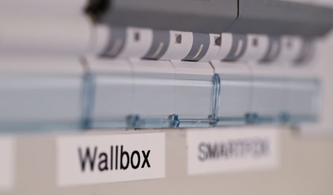 Eine Wallbox zur Regelung einer Ladesäule für Elektrofahrzeuge kann Privathaushalte vor finanzielle Herausforderungen stellen.