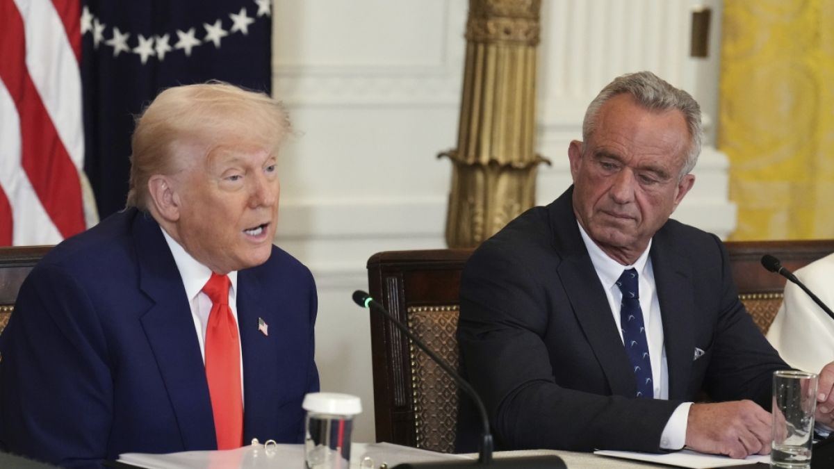 Donald Trump (l) spricht während der Veranstaltung der Kommission "Make America Healthy Again" (MAHA), während der US-Minister für Gesundheit und Soziales, Robert F. Kennedy Jr., zuhört. (Foto)