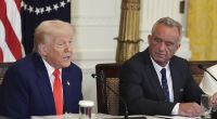 Donald Trump (l) spricht während der Veranstaltung der Kommission 