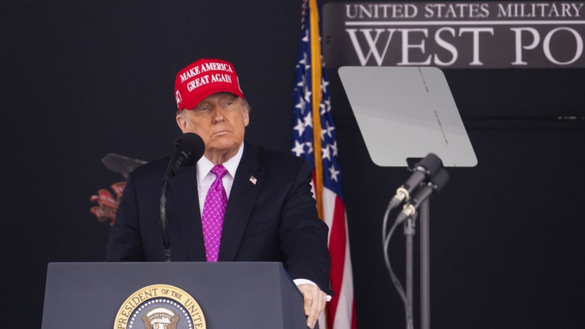 US-Präsident Donald Trump spricht zu den Abschlusskadetten der Militärakademie der Vereinigten Staaten. US-Präsident Donald Trump spricht zu den Abschlusskadetten der Militärakademie der Vereinigten Staaten. (Foto)
