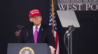 US-Präsident Donald Trump spricht zu den Abschlusskadetten der Militärakademie der Vereinigten Staaten.