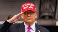 Donald Trump trug während der Abschlusszeremonie ein Maga-Basecap.