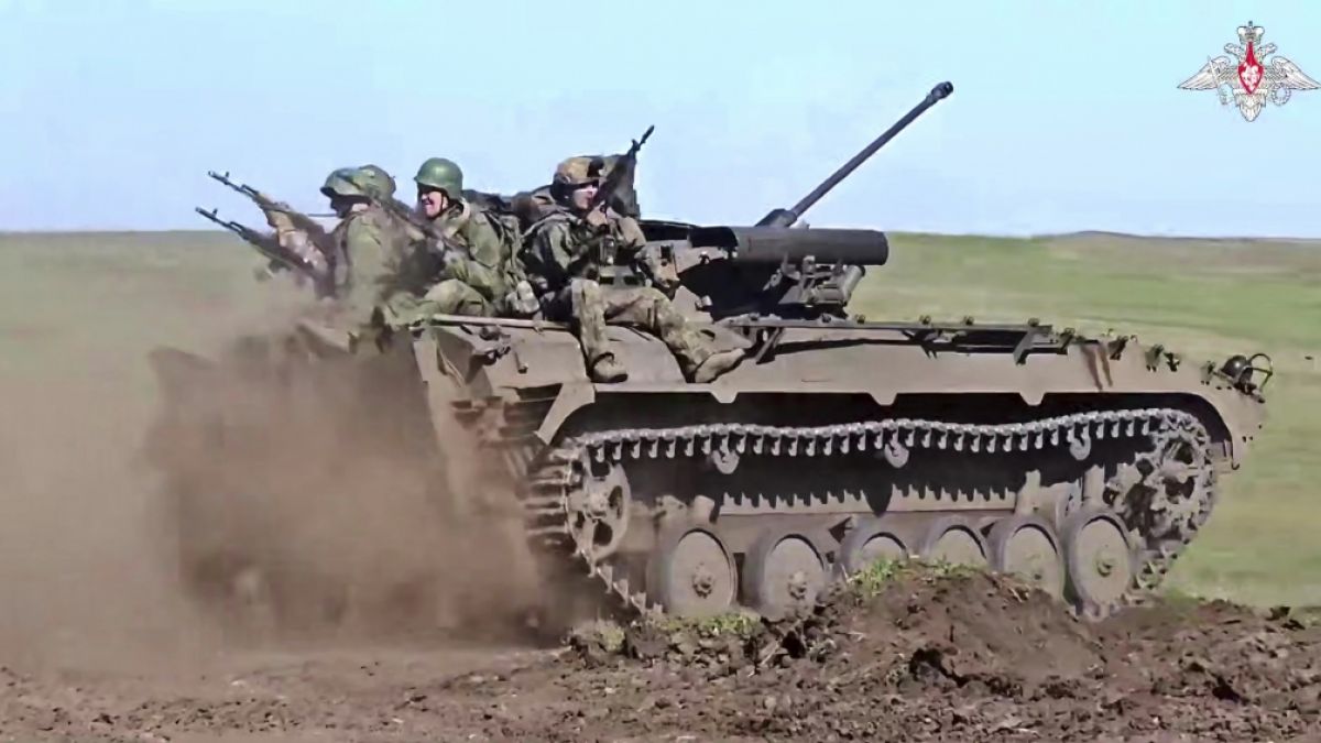 Das Foto, welches vom russischen Verteidigungsministerium zur Verfügung gestellt wurde, zeigt einen russischen Panzer besetzt mit Soldaten (Symbolbild). Ein ähnliches Modell wie dieses wurde unlängst von der Ukraine zerstört. (Foto)