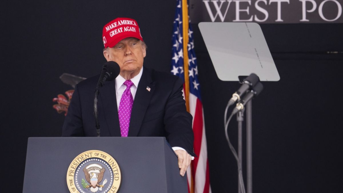 #Donald Trump: "Er ist hundertprozentig verrückt geworden!" US-Staatschef tobt nachher Putin-Sturm #Donald Trump: "Er ist hundertprozentig verrückt geworden!" US-Staatschef tobt nachher Putin-Sturm