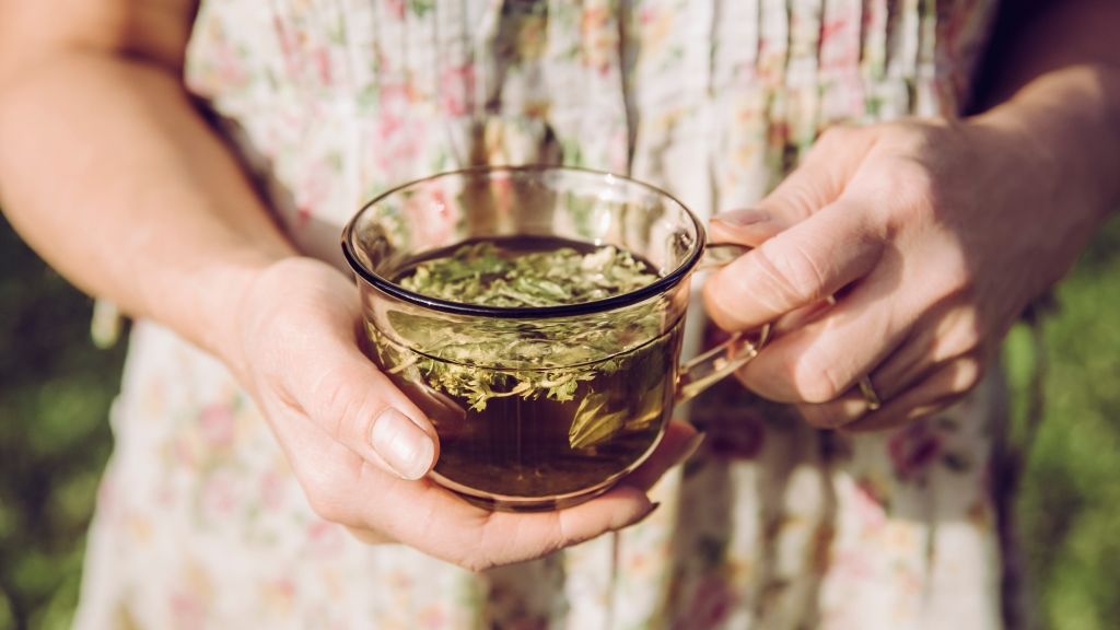 Kräuter für eine eigene Teemischung zu sammeln, ist gar nicht so schwer. Wir zeigen Ihnen, welche Blätter, Blüten und Früchte Sie für einen Kräutertee in ihrem eigenen Garten oder in der Natur sammeln können. (Foto)