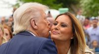 Ein Küsschen in der Öffentlichkeit: Um die Ehe von Donald und Melania Trump soll es in Wirklichkeit nach 20 Jahren deutlich weniger harmonisch bestellt sein.