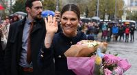 Kronprinzessin Victoria von Schweden begeisterte beim Polar Music Prize 2025 mit elegantem Kleid, auffälligem Beinschlitz und XL-Kette. 