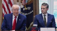 US-Präsident Donald Trump hält trotz Unstimmigkeiten an Verteidigungsminister Pete Hegseth (links) fest.