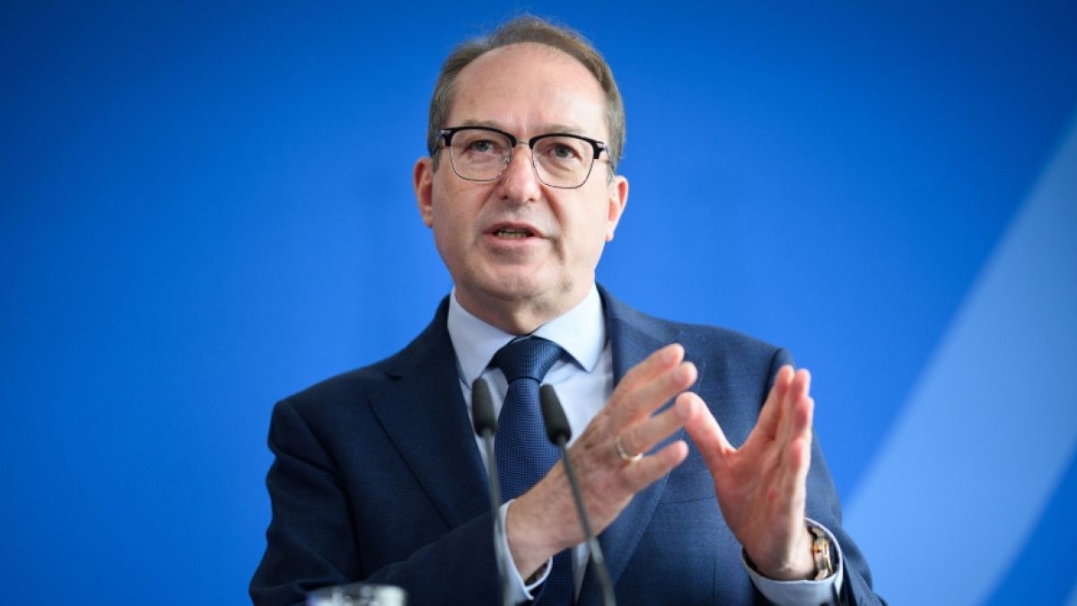 Das Kabinett hat zwei Gesetzesentwürfe zur Migrationspolitik von Innenminister Alexander Dobrindt (CSU) beschlossen. (Foto)