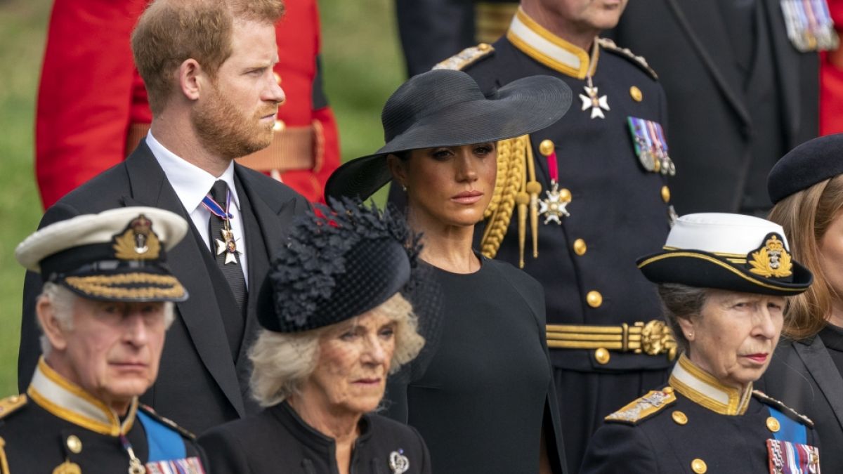 Mit ihrer Verwandtschaft im britischen Königshaus sprechen Prinz Harry und Meghan Markle kein Wort mehr - ist der Zug zur Versöhnung endgültig abgefahren? Mit ihrer Verwandtschaft im britischen Königshaus sprechen Prinz Harry und Meghan Markle kein Wort mehr - ist der Zug zur Versöhnung endgültig abgefahren? (Foto)