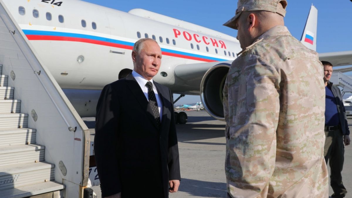 Wladimir Putin im Gespräch mit "General Armageddon", wie sein Vertrauter Sergei Surowikin auch genannt wird. Wladimir Putin im Gespräch mit "General Armageddon", wie sein Vertrauter Sergei Surowikin auch genannt wird. (Foto)