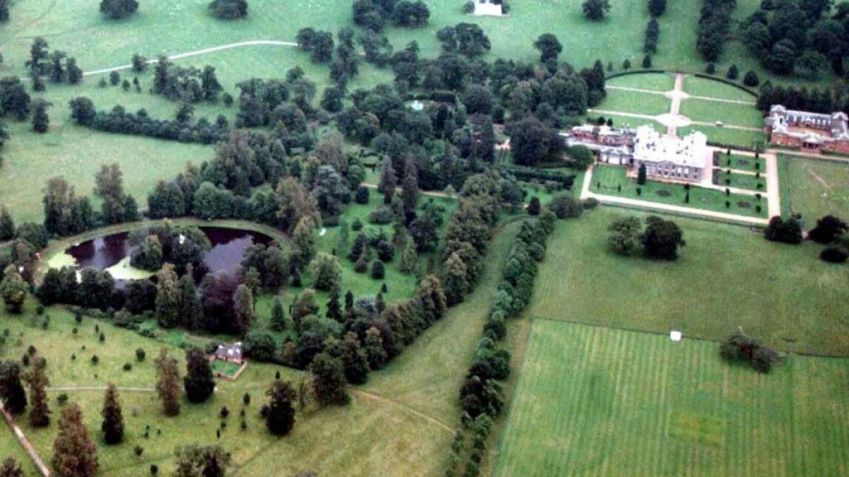 Auf dem Landsitz Althorp in der englischen Grafschaft Northamptonshire verbrachte Prinzessin Diana ihre Kindheit und fand ihre letzte Ruhestätte - nun nahmen mutmaßliche Brandstifter das Royals-Zuhause ins Visier. Auf dem Landsitz Althorp in der englischen Grafschaft Northamptonshire verbrachte Prinzessin Diana ihre Kindheit und fand ihre letzte Ruhestätte - nun nahmen mutmaßliche Brandstifter das Royals-Zuhause ins Visier. (Foto)