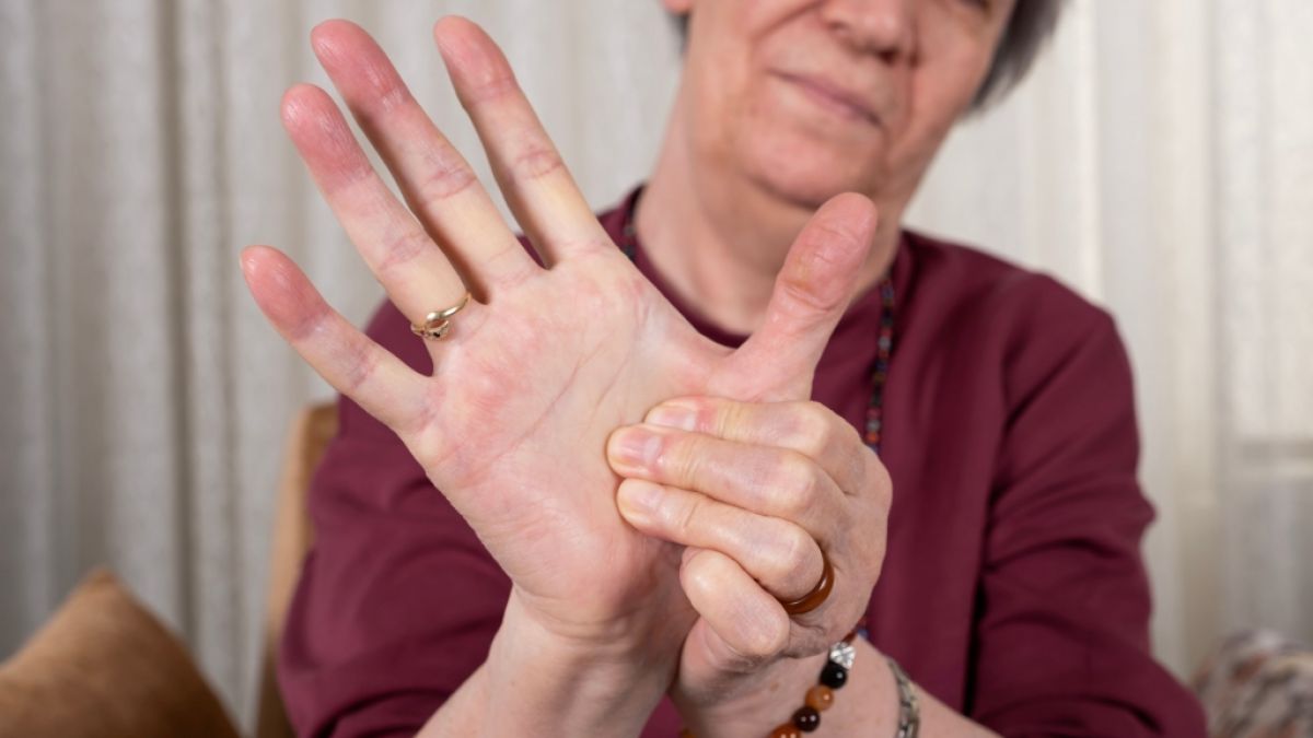 Zuckende und kribbelnde Körperteile können vielfältige Ursachen haben. (Foto)