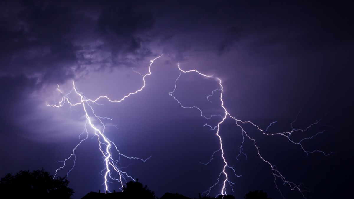 #Unwetter-Gefahrenmeldung im Juno: Gewitter verhagelt Sommerbeginn – Hier kracht es stark