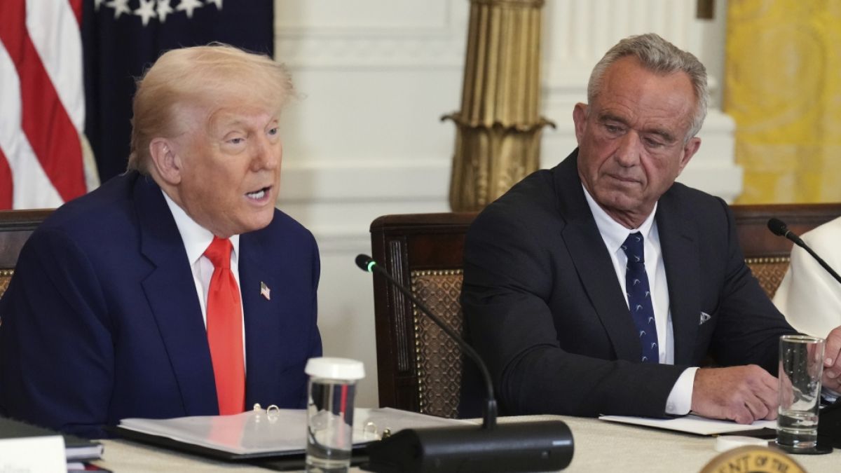 Im Weißen Haus biegen sich US-Präsident Donald Trump und Gesundheitsminister Robert F. Kennedy gern mal Fakten nach eigenem Gutdünken zurecht - nun ist ein dreister Schwindel aufgedeckt worden. Im Weißen Haus biegen sich US-Präsident Donald Trump und Gesundheitsminister Robert F. Kennedy gern mal Fakten nach eigenem Gutdünken zurecht - nun ist ein dreister Schwindel aufgedeckt worden. (Foto)